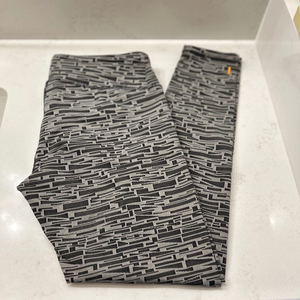 LUCY  BLACK/GREY GEOMETRIC PATTERN LEGGINGS SZ L Run, Yoga, Pilates!